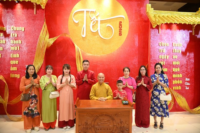 Tặng lộc đầu xuân – Ngày mùng 1 Tết Ất Tỵ 2025