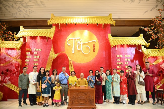 Tặng lộc đầu xuân – Ngày mùng 1 Tết Ất Tỵ 2025