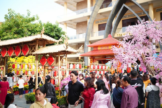 Tặng lộc đầu xuân – Ngày mùng 1 Tết Ất Tỵ 2025