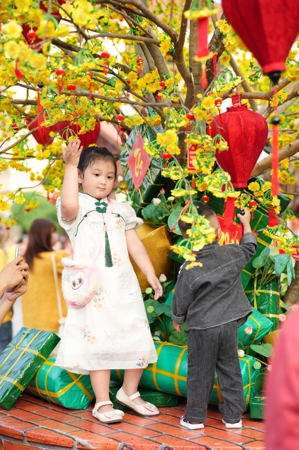 Tặng lộc đầu xuân – Ngày mùng 1 Tết Ất Tỵ 2025