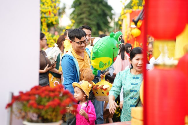 Tặng lộc đầu xuân – Ngày mùng 1 Tết Ất Tỵ 2025