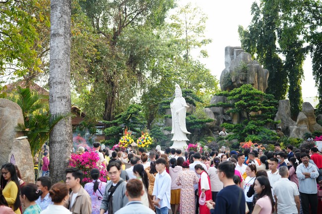 Tặng lộc đầu xuân – Ngày mùng 1 Tết Ất Tỵ 2025