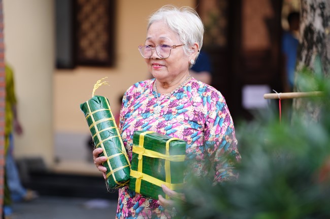 Tặng lộc đầu xuân – Ngày mùng 1 Tết Ất Tỵ 2025