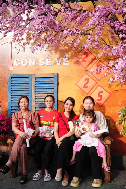 Tặng lộc đầu xuân – Ngày mùng 1 Tết Ất Tỵ 2025