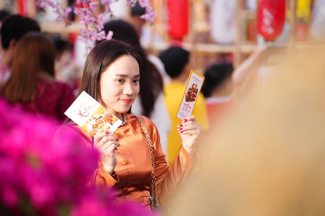 Tặng lộc đầu xuân – Ngày mùng 1 Tết Ất Tỵ 2025