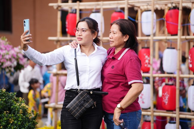 Tặng lộc đầu xuân – Ngày mùng 1 Tết Ất Tỵ 2025