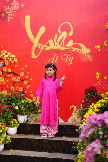 Tặng lộc đầu xuân – Ngày mùng 1 Tết Ất Tỵ 2025