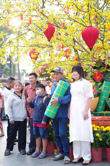 Tặng lộc đầu xuân – Ngày mùng 1 Tết Ất Tỵ 2025