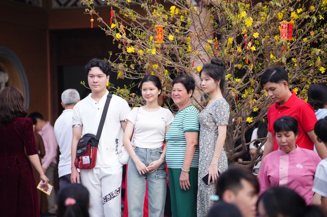 Tặng lộc đầu xuân – Ngày mùng 1 Tết Ất Tỵ 2025