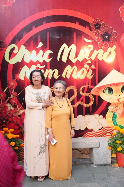 Tặng lộc đầu xuân – Ngày mùng 1 Tết Ất Tỵ 2025