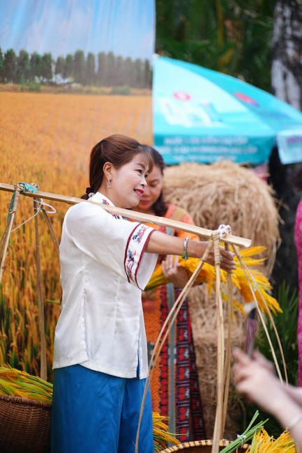 Tặng lộc đầu xuân – Ngày mùng 1 Tết Ất Tỵ 2025