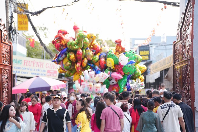 Tặng lộc đầu xuân – Ngày mùng 1 Tết Ất Tỵ 2025