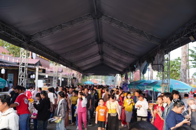 Tặng lộc đầu xuân – Ngày mùng 1 Tết Ất Tỵ 2025