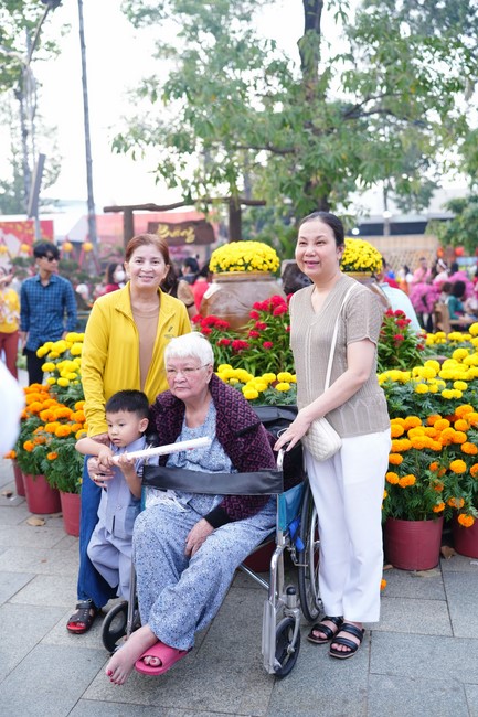 Tặng lộc đầu xuân – Ngày mùng 1 Tết Ất Tỵ 2025