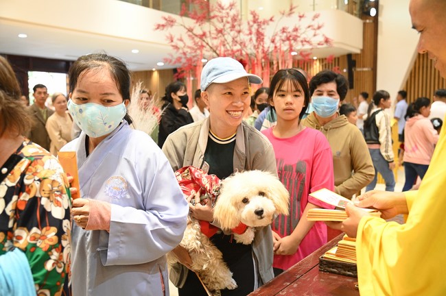 Tặng lộc đầu xuân – Ngày mùng 1 Tết Ất Tỵ 2025