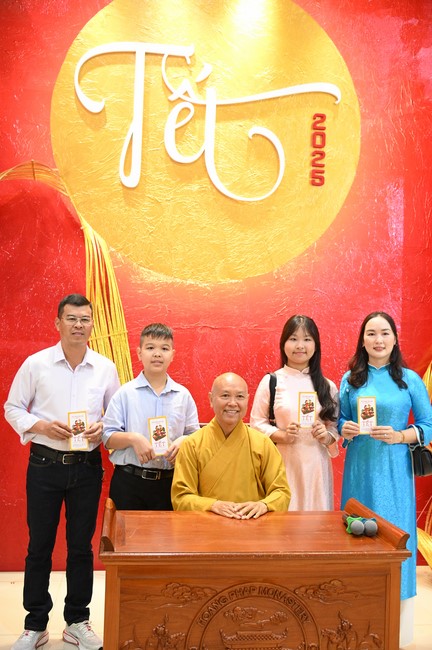 Tặng lộc đầu xuân – Ngày mùng 1 Tết Ất Tỵ 2025