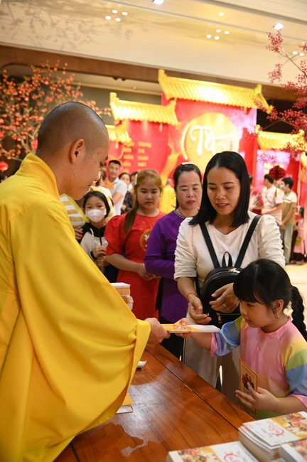 Tặng lộc đầu xuân – Ngày mùng 1 Tết Ất Tỵ 2025