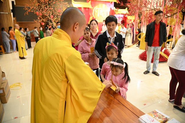 Tặng lộc đầu xuân – Ngày mùng 1 Tết Ất Tỵ 2025