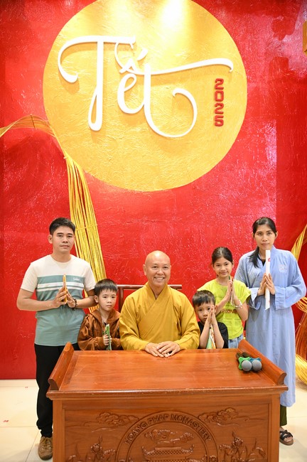 Tặng lộc đầu xuân – Ngày mùng 1 Tết Ất Tỵ 2025