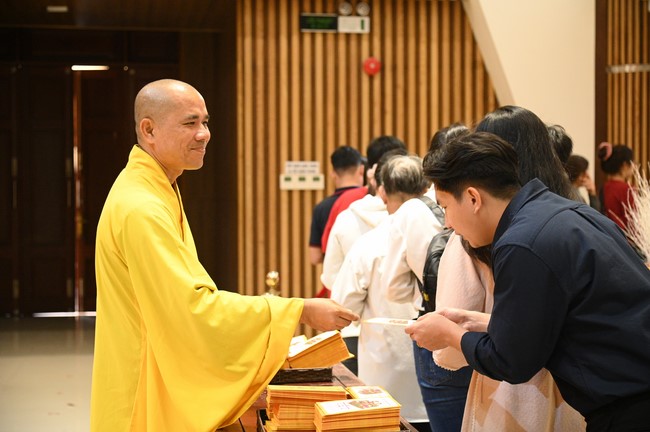 Tặng lộc đầu xuân – Ngày mùng 1 Tết Ất Tỵ 2025