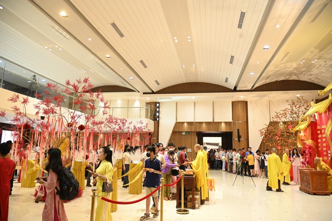 Tặng lộc đầu xuân – Ngày mùng 1 Tết Ất Tỵ 2025