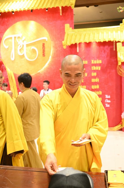 Tặng lộc đầu xuân – Ngày mùng 1 Tết Ất Tỵ 2025