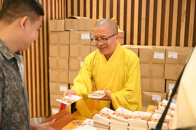 Tặng lộc đầu xuân – Ngày mùng 1 Tết Ất Tỵ 2025