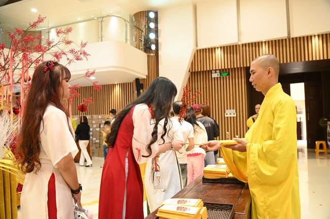 Tặng lộc đầu xuân – Ngày mùng 1 Tết Ất Tỵ 2025