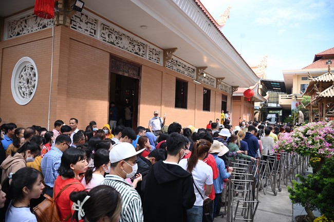 Tặng lộc đầu xuân – Ngày mùng 1 Tết Ất Tỵ 2025