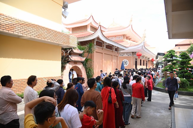 Tặng lộc đầu xuân – Ngày mùng 1 Tết Ất Tỵ 2025