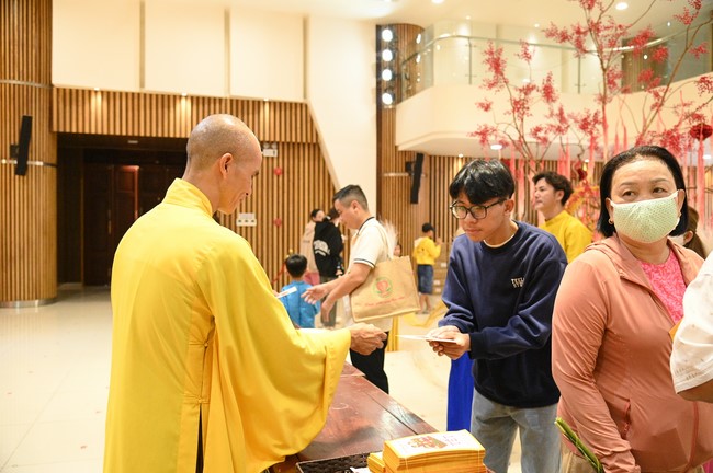 Tặng lộc đầu xuân – Ngày mùng 1 Tết Ất Tỵ 2025