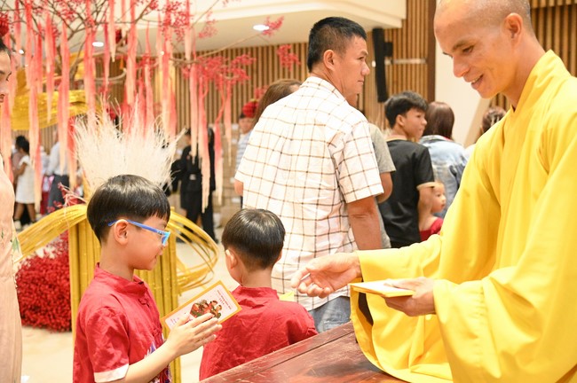 Tặng lộc đầu xuân – Ngày mùng 1 Tết Ất Tỵ 2025