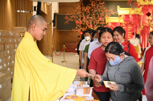 Tặng lộc đầu xuân – Ngày mùng 1 Tết Ất Tỵ 2025