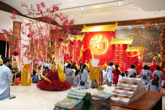 Tặng lộc đầu xuân – Ngày mùng 1 Tết Ất Tỵ 2025