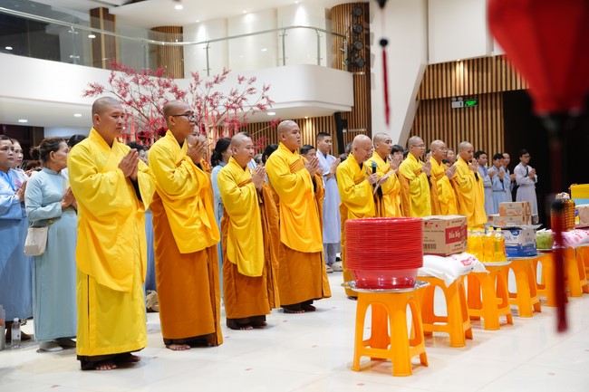 Tặng lộc đầu xuân – Ngày mùng 1 Tết Ất Tỵ 2025