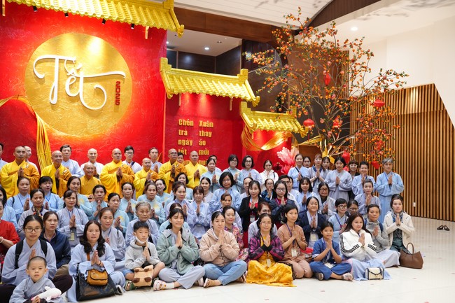 Tặng lộc đầu xuân – Ngày mùng 1 Tết Ất Tỵ 2025