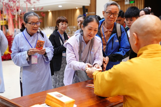 Tặng lộc đầu xuân – Ngày mùng 1 Tết Ất Tỵ 2025