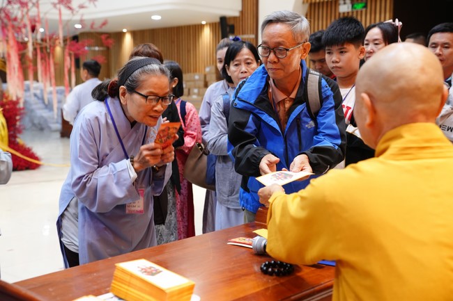 Tặng lộc đầu xuân – Ngày mùng 1 Tết Ất Tỵ 2025