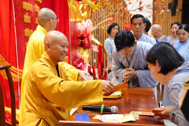 Tặng lộc đầu xuân – Ngày mùng 1 Tết Ất Tỵ 2025