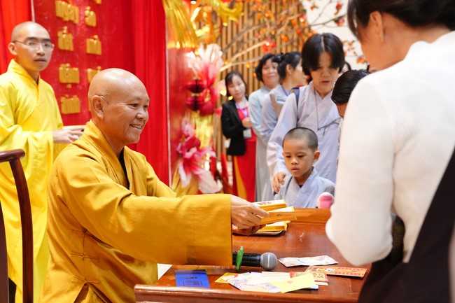 Tặng lộc đầu xuân – Ngày mùng 1 Tết Ất Tỵ 2025