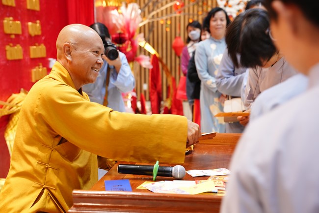 Tặng lộc đầu xuân – Ngày mùng 1 Tết Ất Tỵ 2025