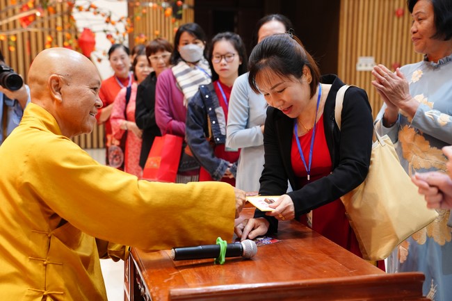 Tặng lộc đầu xuân – Ngày mùng 1 Tết Ất Tỵ 2025