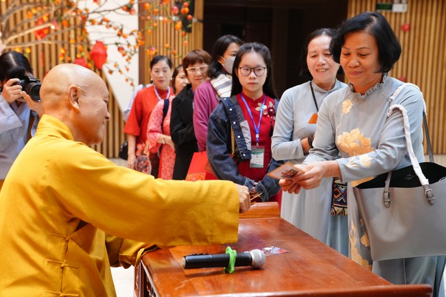 Tặng lộc đầu xuân – Ngày mùng 1 Tết Ất Tỵ 2025