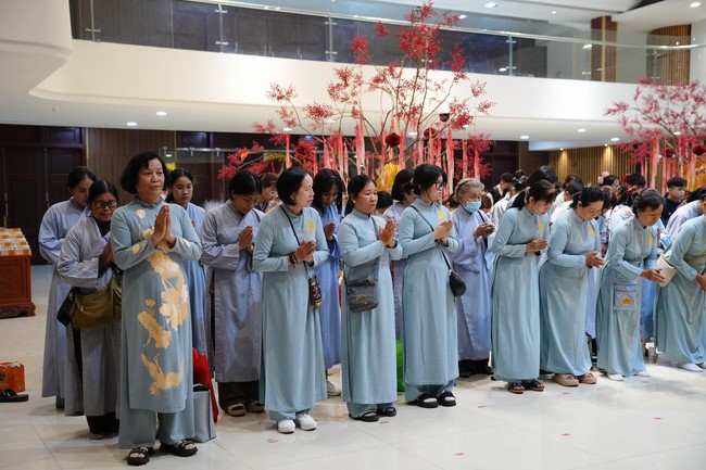 Tặng lộc đầu xuân – Ngày mùng 1 Tết Ất Tỵ 2025