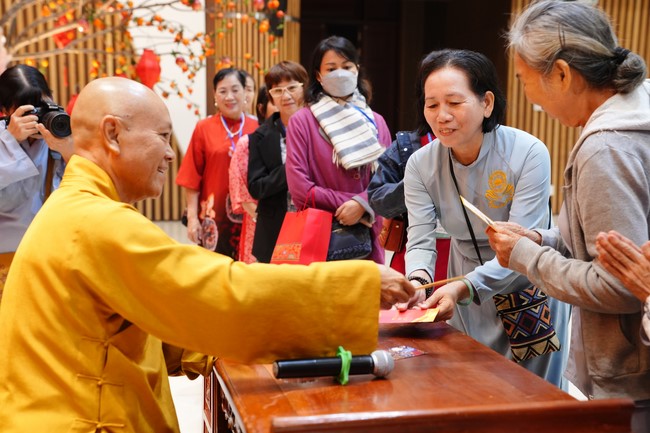 Tặng lộc đầu xuân – Ngày mùng 1 Tết Ất Tỵ 2025