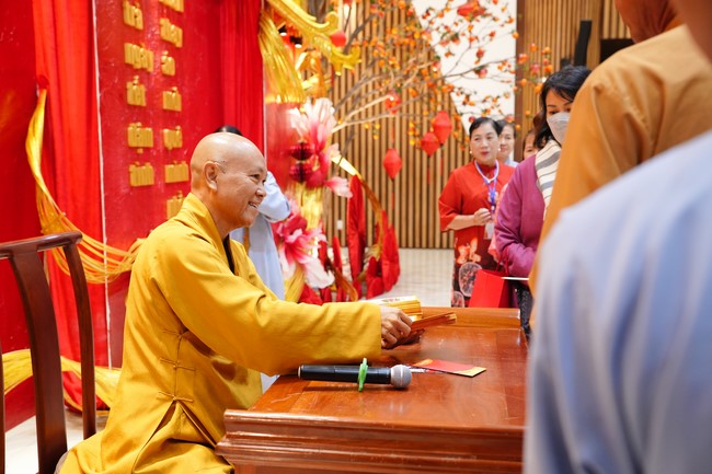 Tặng lộc đầu xuân – Ngày mùng 1 Tết Ất Tỵ 2025