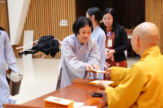 Tặng lộc đầu xuân – Ngày mùng 1 Tết Ất Tỵ 2025