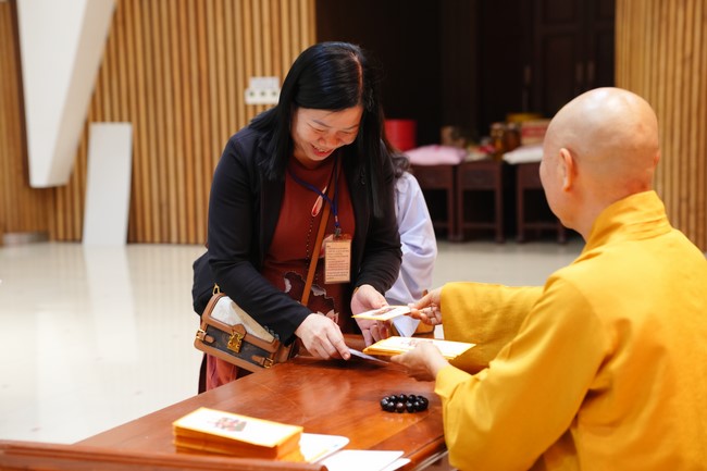 Tặng lộc đầu xuân – Ngày mùng 1 Tết Ất Tỵ 2025