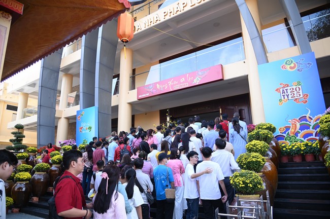 Tặng lộc đầu xuân – Ngày mùng 1 Tết Ất Tỵ 2025