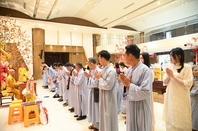 Tặng lộc đầu xuân – Ngày mùng 1 Tết Ất Tỵ 2025